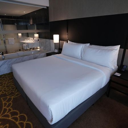 Hilton Bengaluru Embassy Manyata Business Park Hotel Bagian luar foto