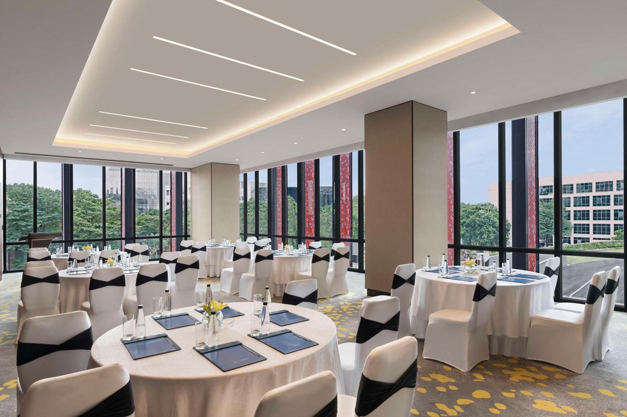 Hilton Bengaluru Embassy Manyata Business Park Hotel Bagian luar foto