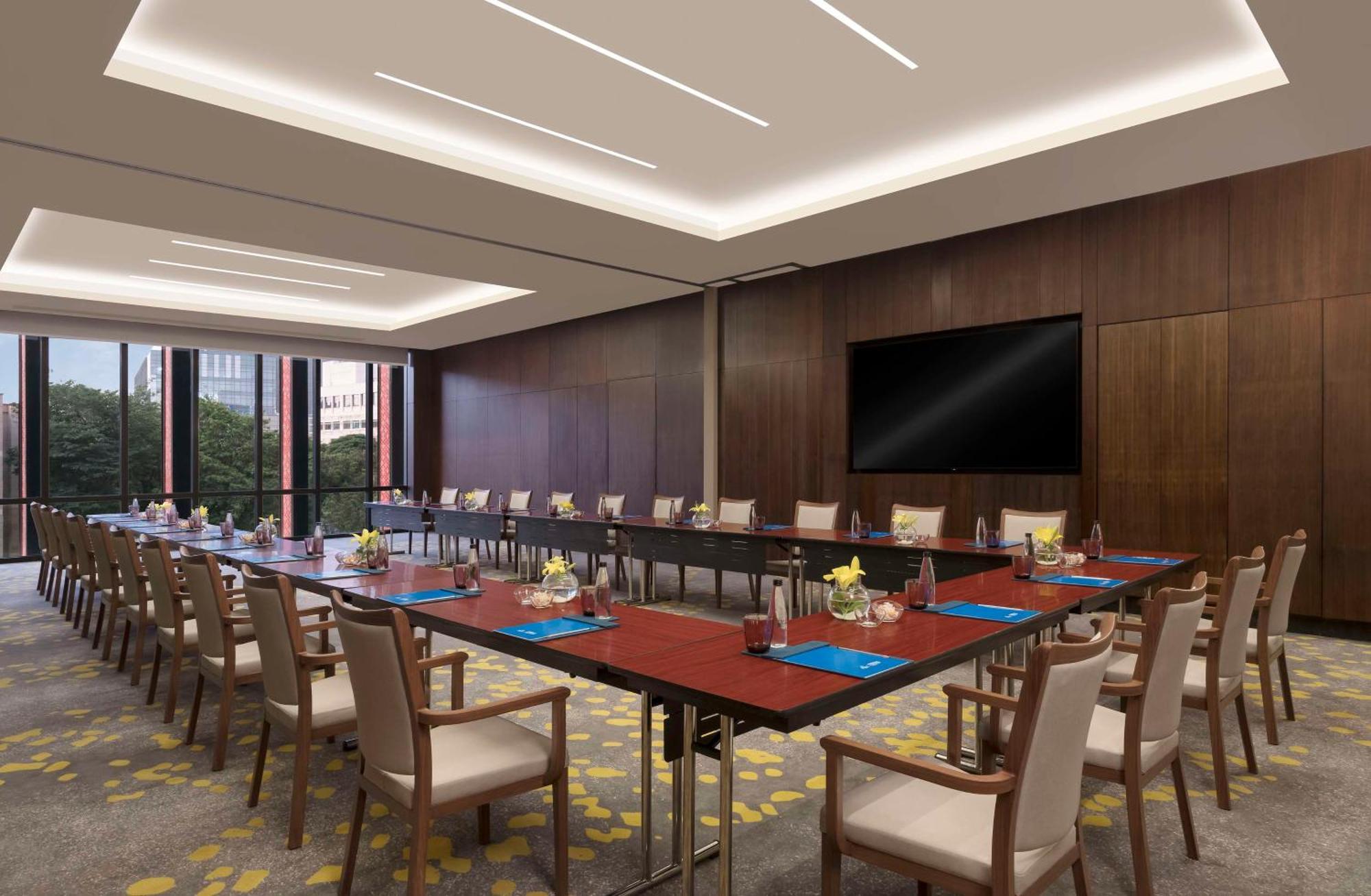 Hilton Bengaluru Embassy Manyata Business Park Hotel Bagian luar foto