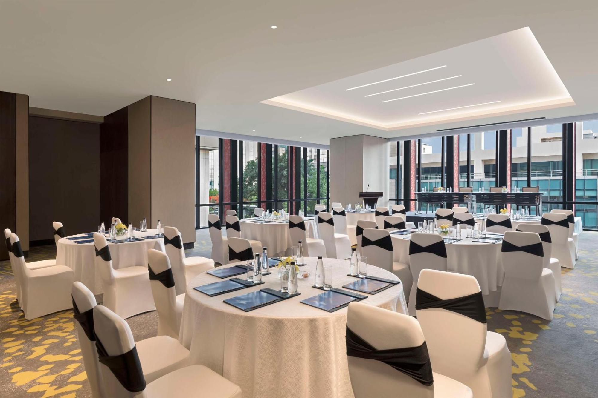 Hilton Bengaluru Embassy Manyata Business Park Hotel Bagian luar foto