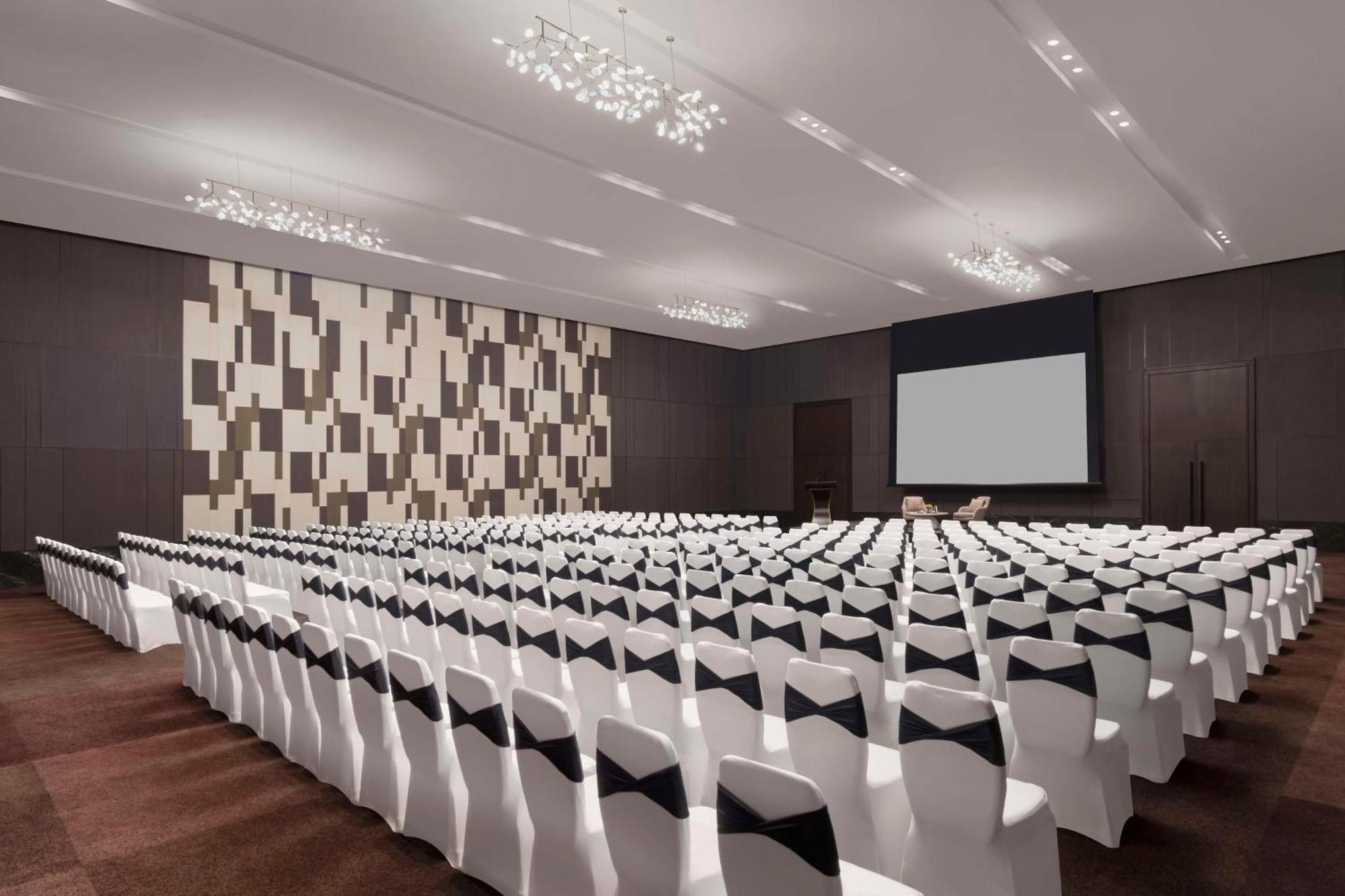 Hilton Bengaluru Embassy Manyata Business Park Hotel Bagian luar foto
