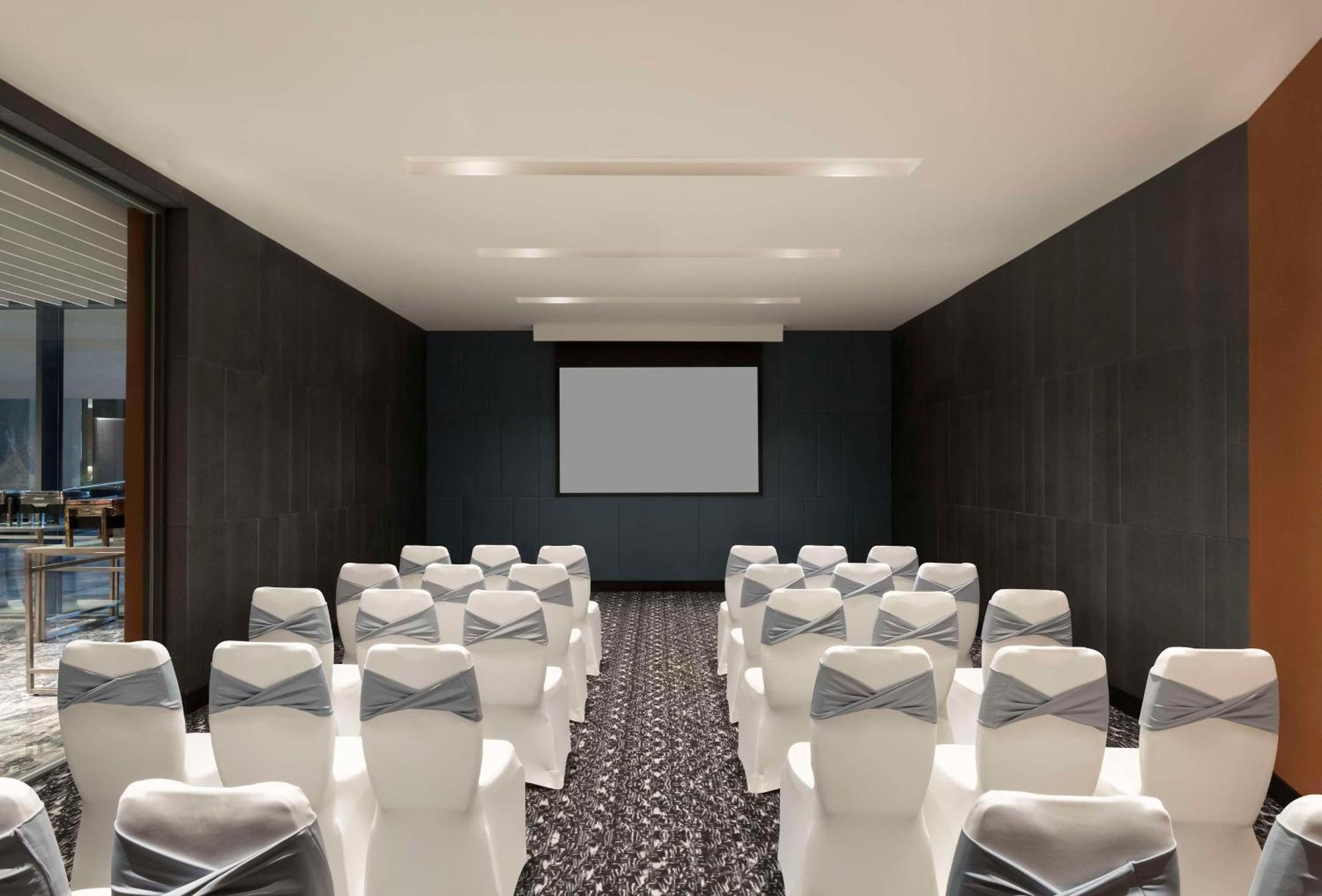 Hilton Bengaluru Embassy Manyata Business Park Hotel Bagian luar foto