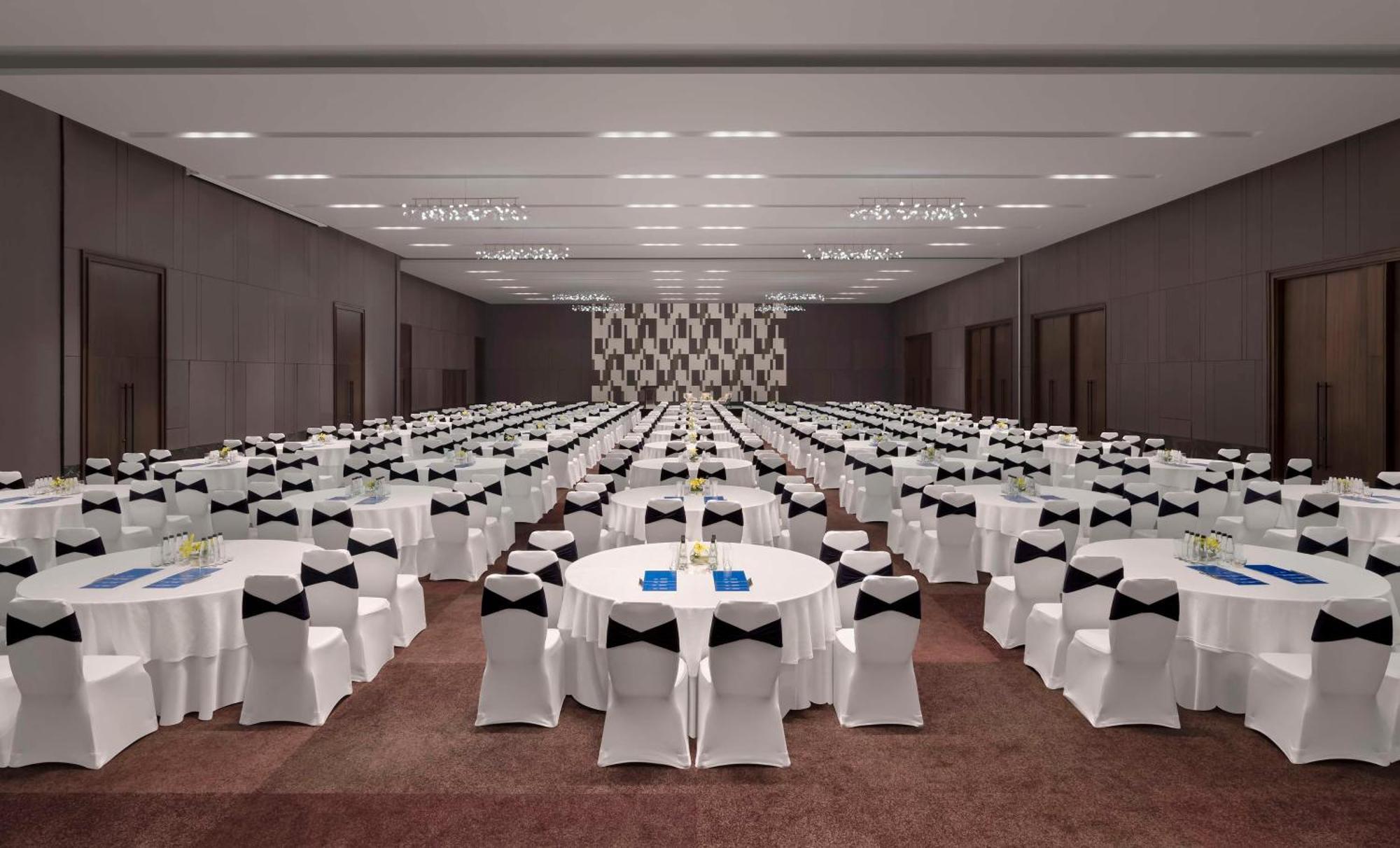 Hilton Bengaluru Embassy Manyata Business Park Hotel Bagian luar foto