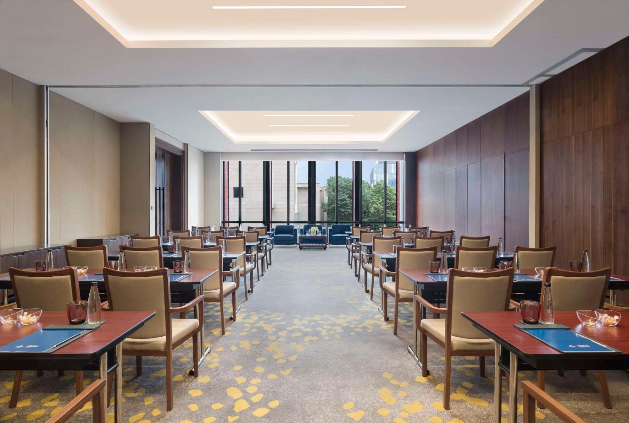 Hilton Bengaluru Embassy Manyata Business Park Hotel Bagian luar foto