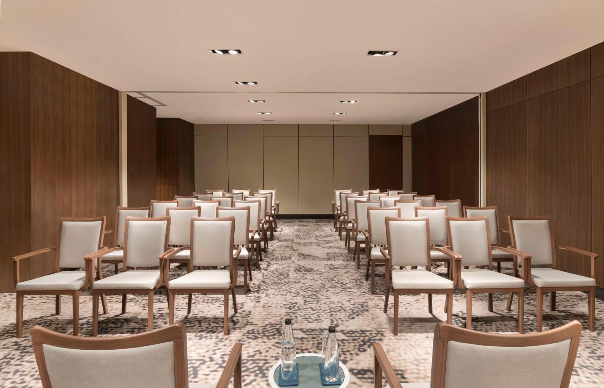 Hilton Bengaluru Embassy Manyata Business Park Hotel Bagian luar foto