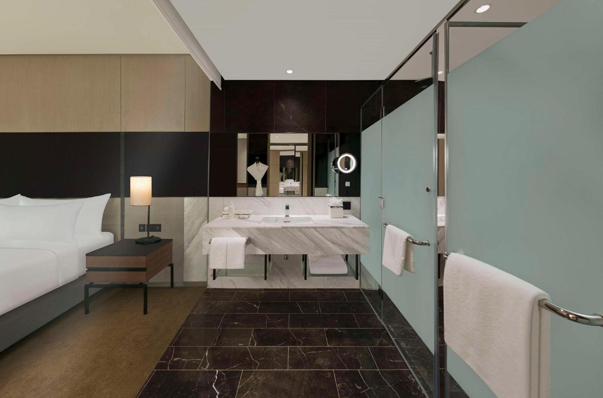 Hilton Bengaluru Embassy Manyata Business Park Hotel Bagian luar foto