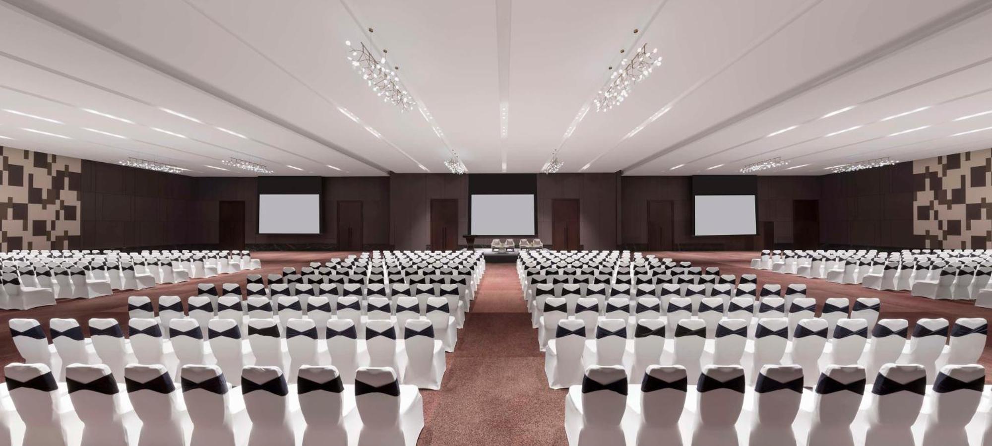 Hilton Bengaluru Embassy Manyata Business Park Hotel Bagian luar foto