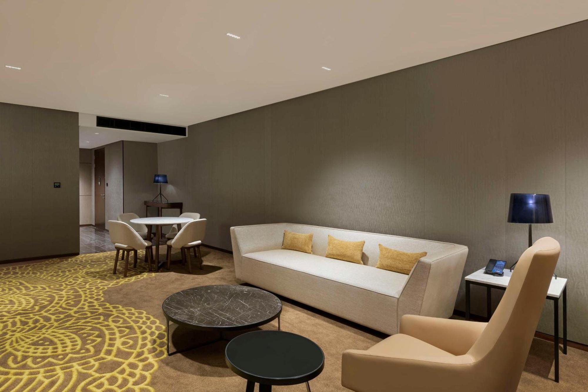 Hilton Bengaluru Embassy Manyata Business Park Hotel Bagian luar foto