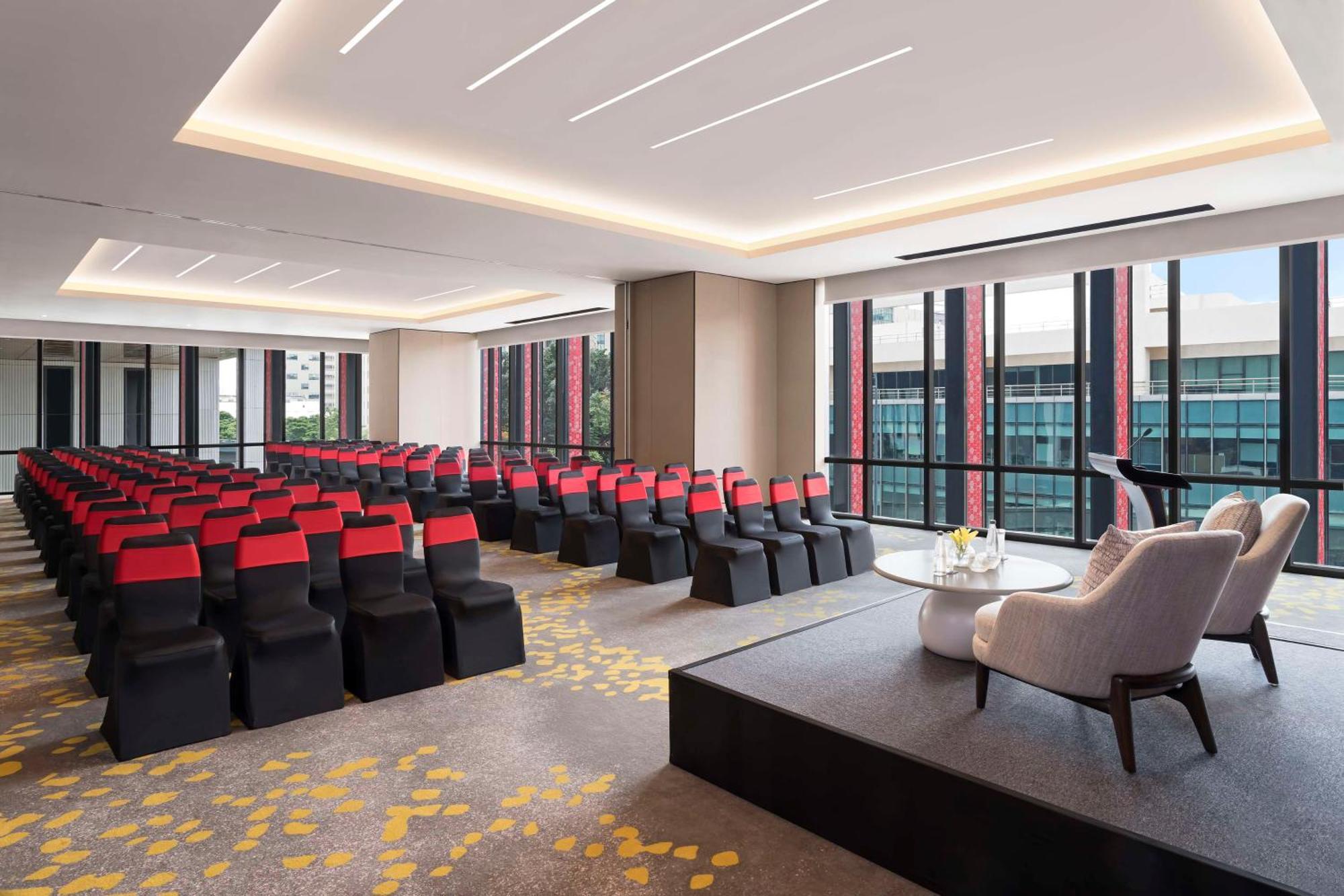 Hilton Bengaluru Embassy Manyata Business Park Hotel Bagian luar foto