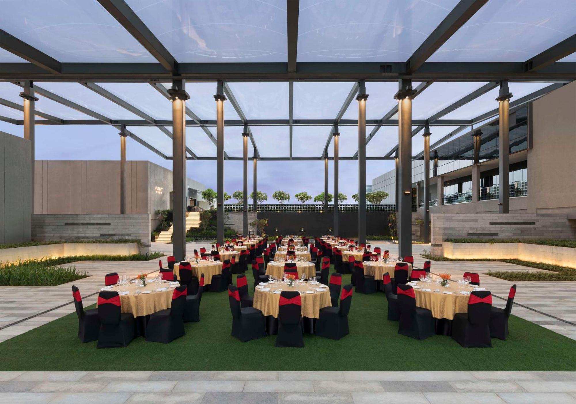 Hilton Bengaluru Embassy Manyata Business Park Hotel Bagian luar foto