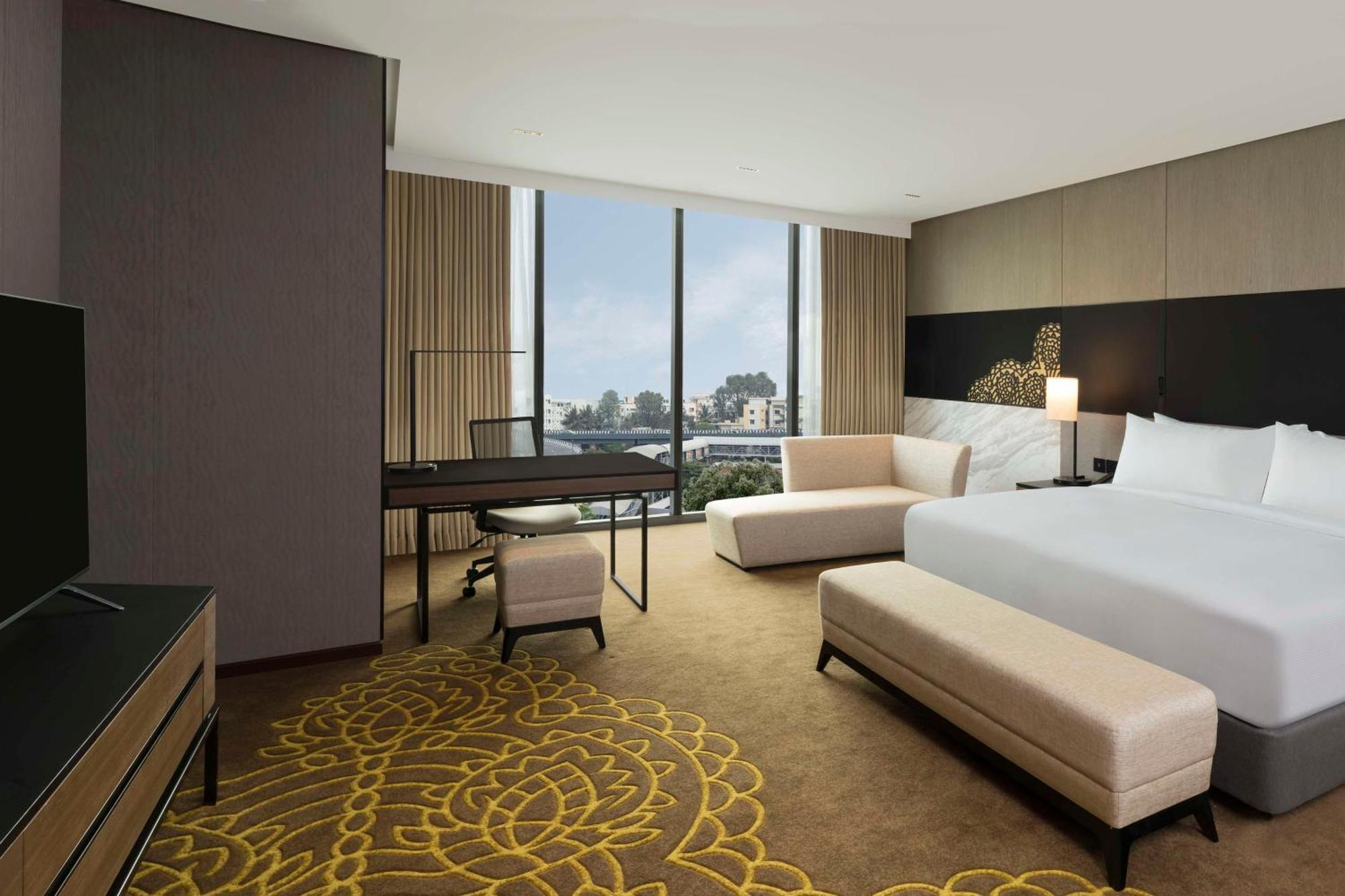 Hilton Bengaluru Embassy Manyata Business Park Hotel Bagian luar foto