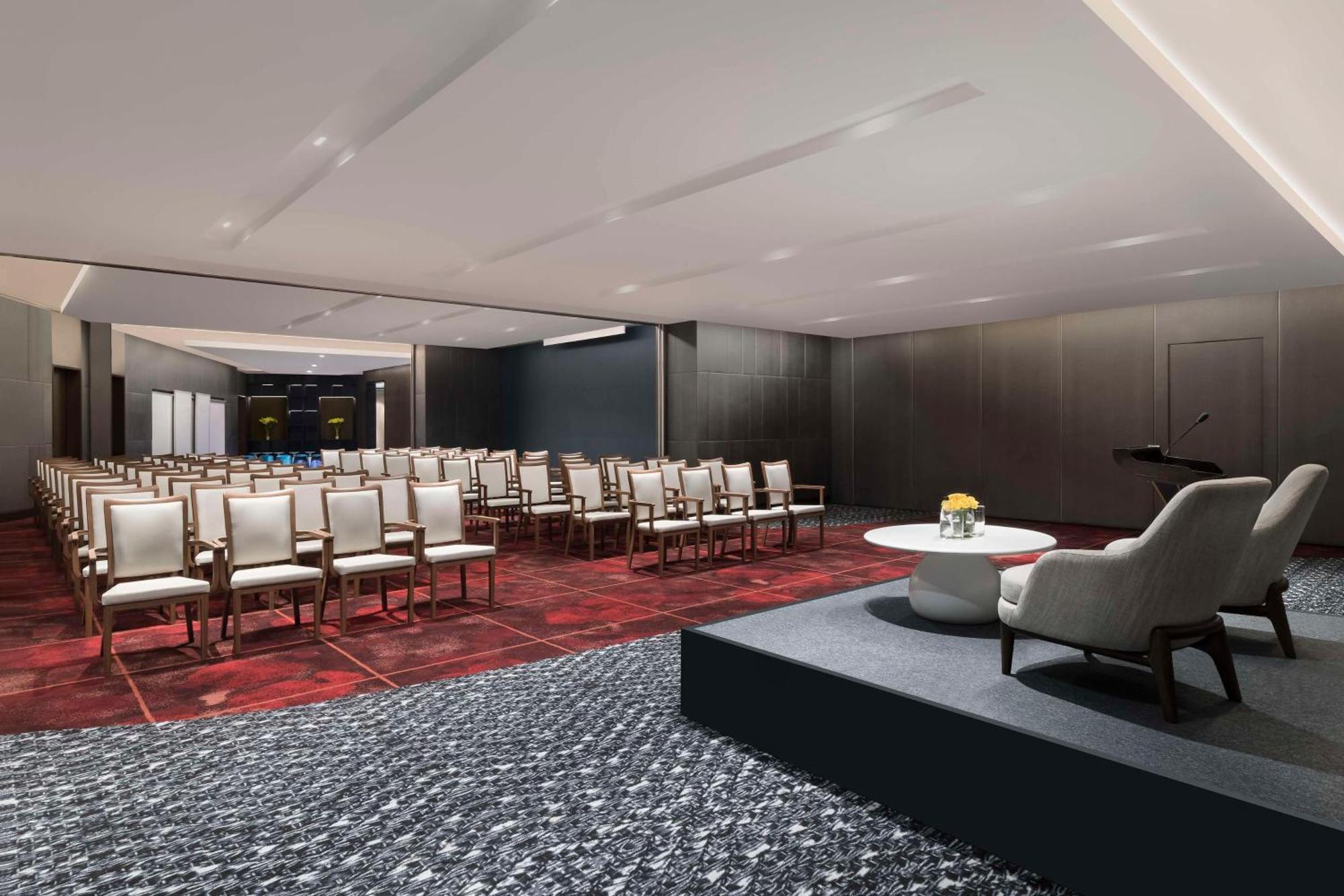 Hilton Bengaluru Embassy Manyata Business Park Hotel Bagian luar foto