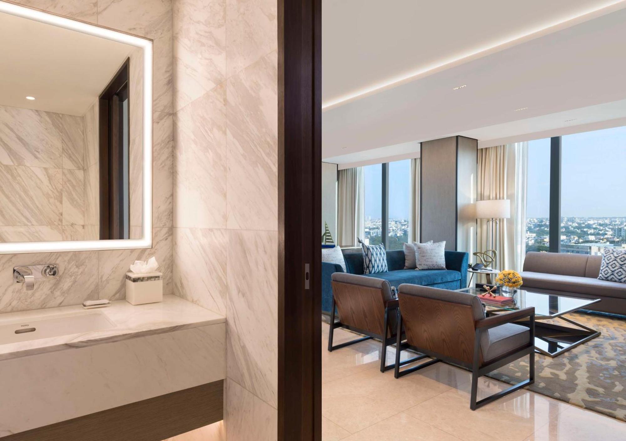 Hilton Bengaluru Embassy Manyata Business Park Hotel Bagian luar foto
