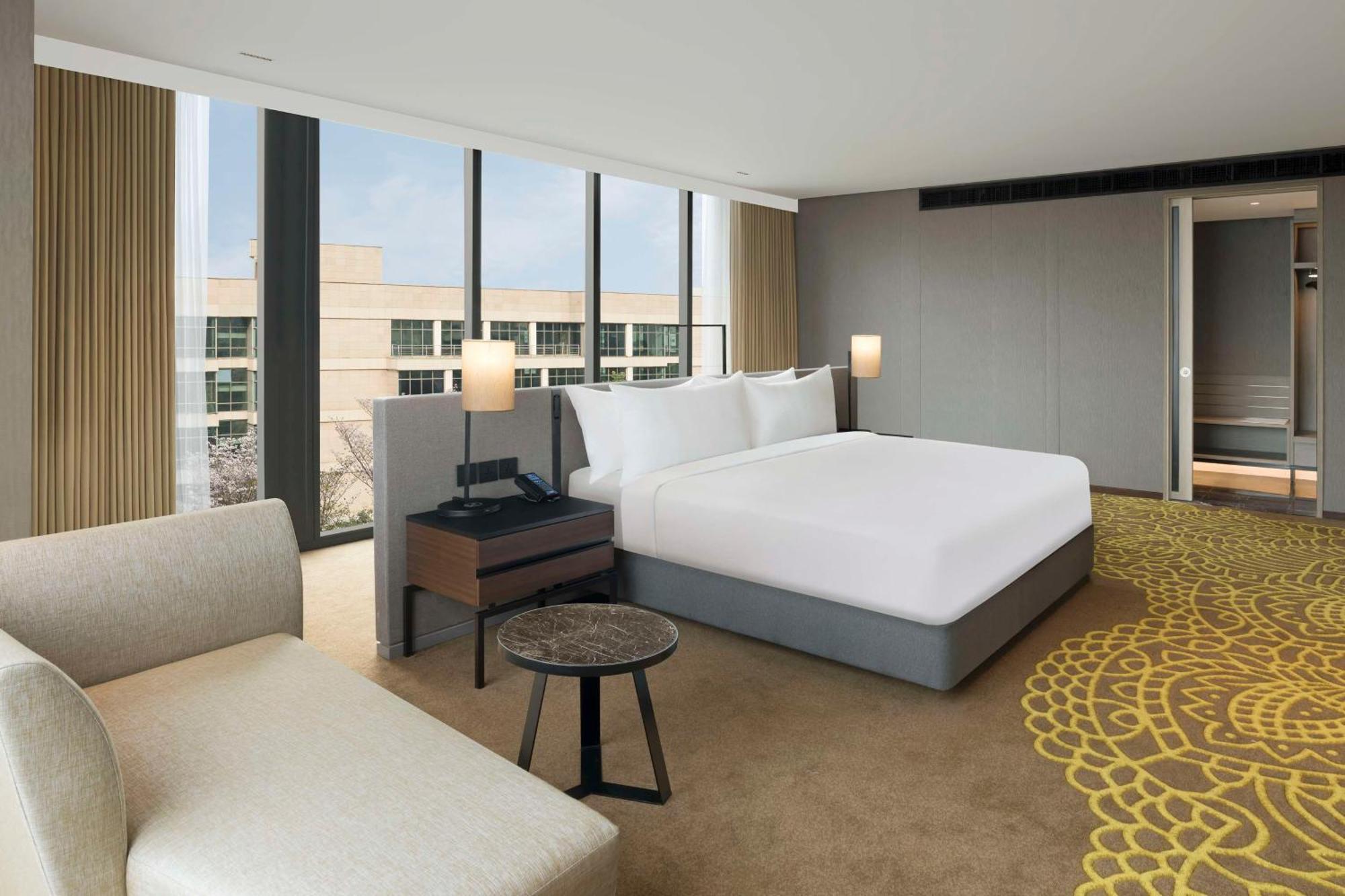Hilton Bengaluru Embassy Manyata Business Park Hotel Bagian luar foto