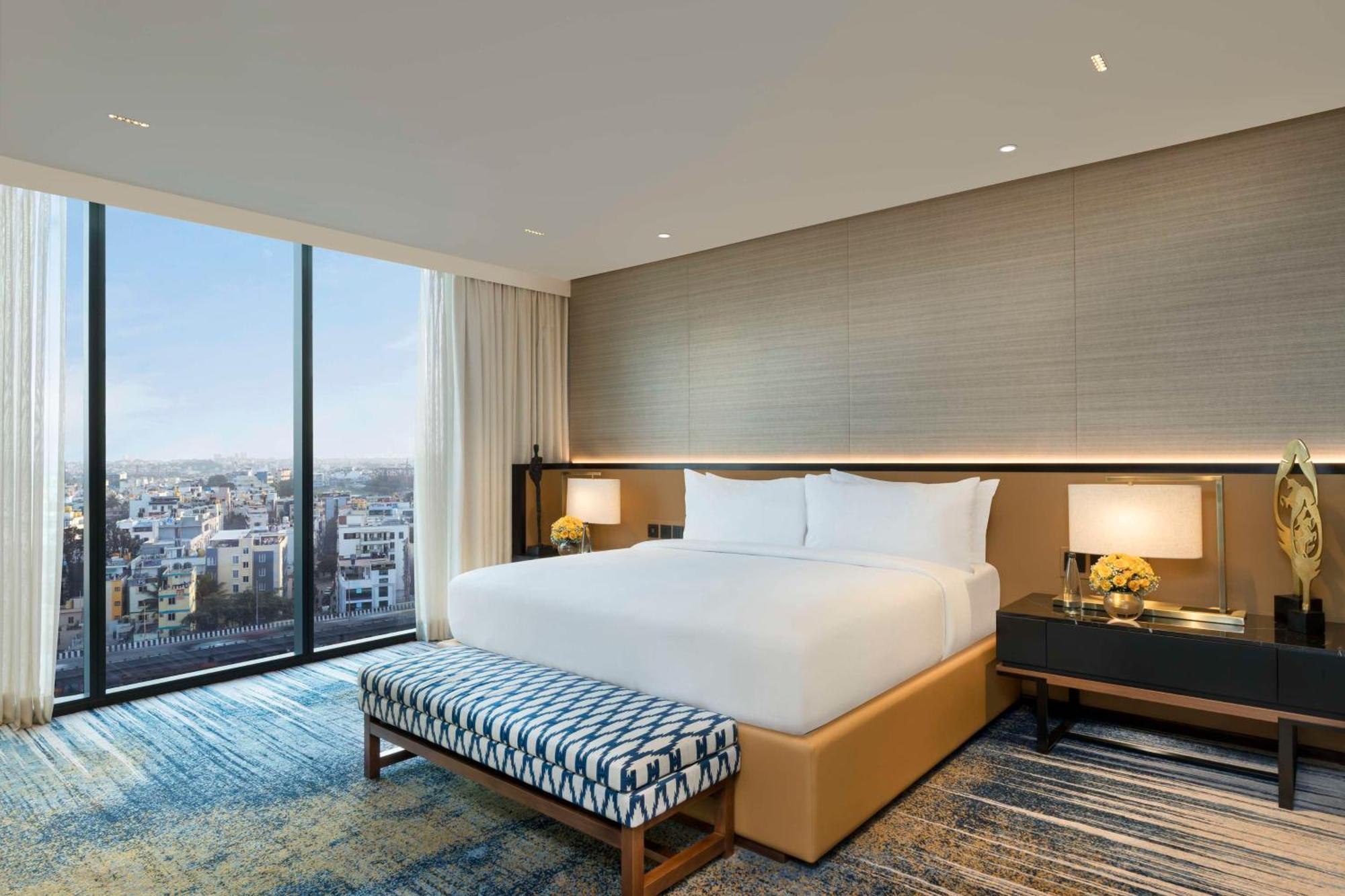 Hilton Bengaluru Embassy Manyata Business Park Hotel Bagian luar foto