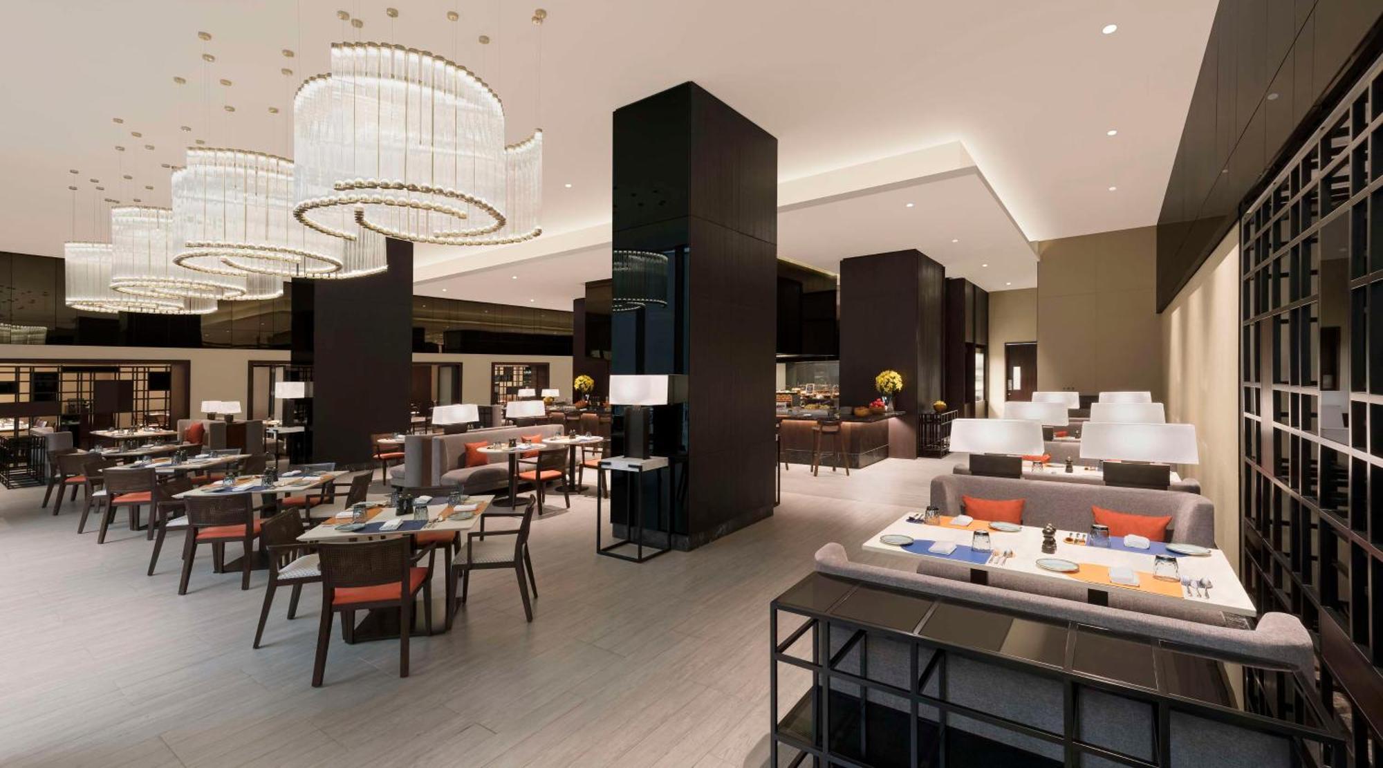 Hilton Bengaluru Embassy Manyata Business Park Hotel Bagian luar foto