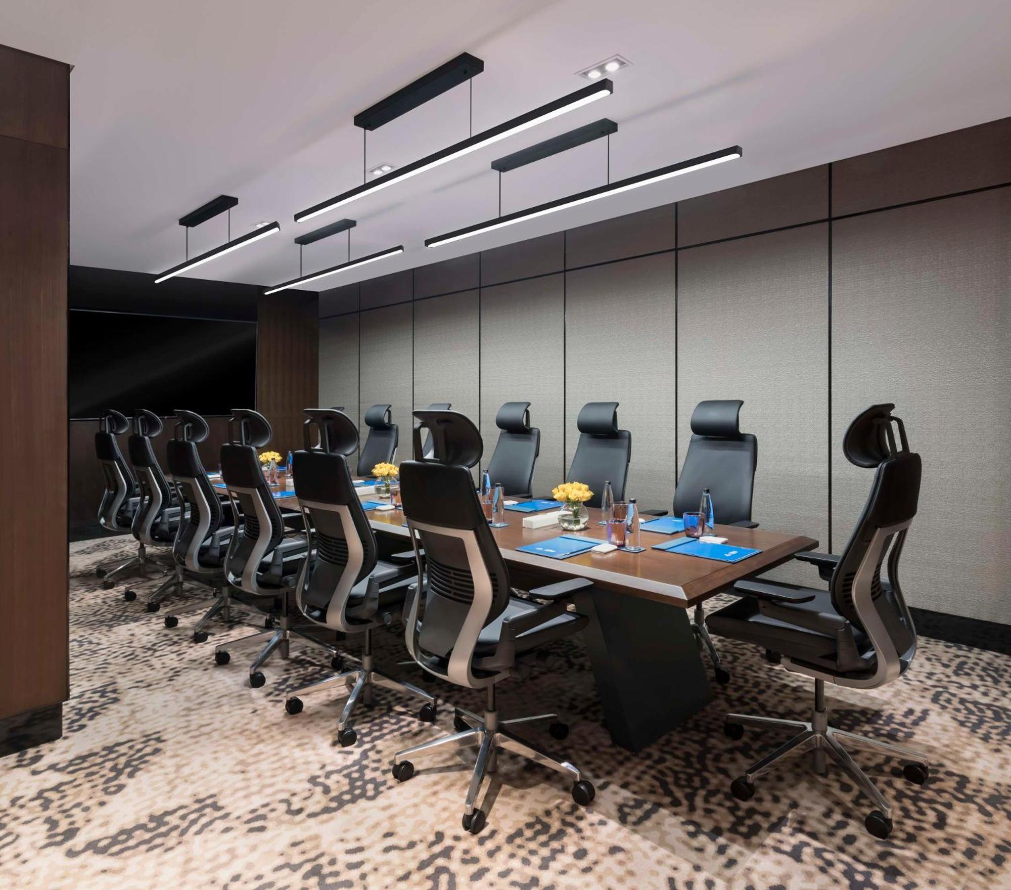 Hilton Bengaluru Embassy Manyata Business Park Hotel Bagian luar foto