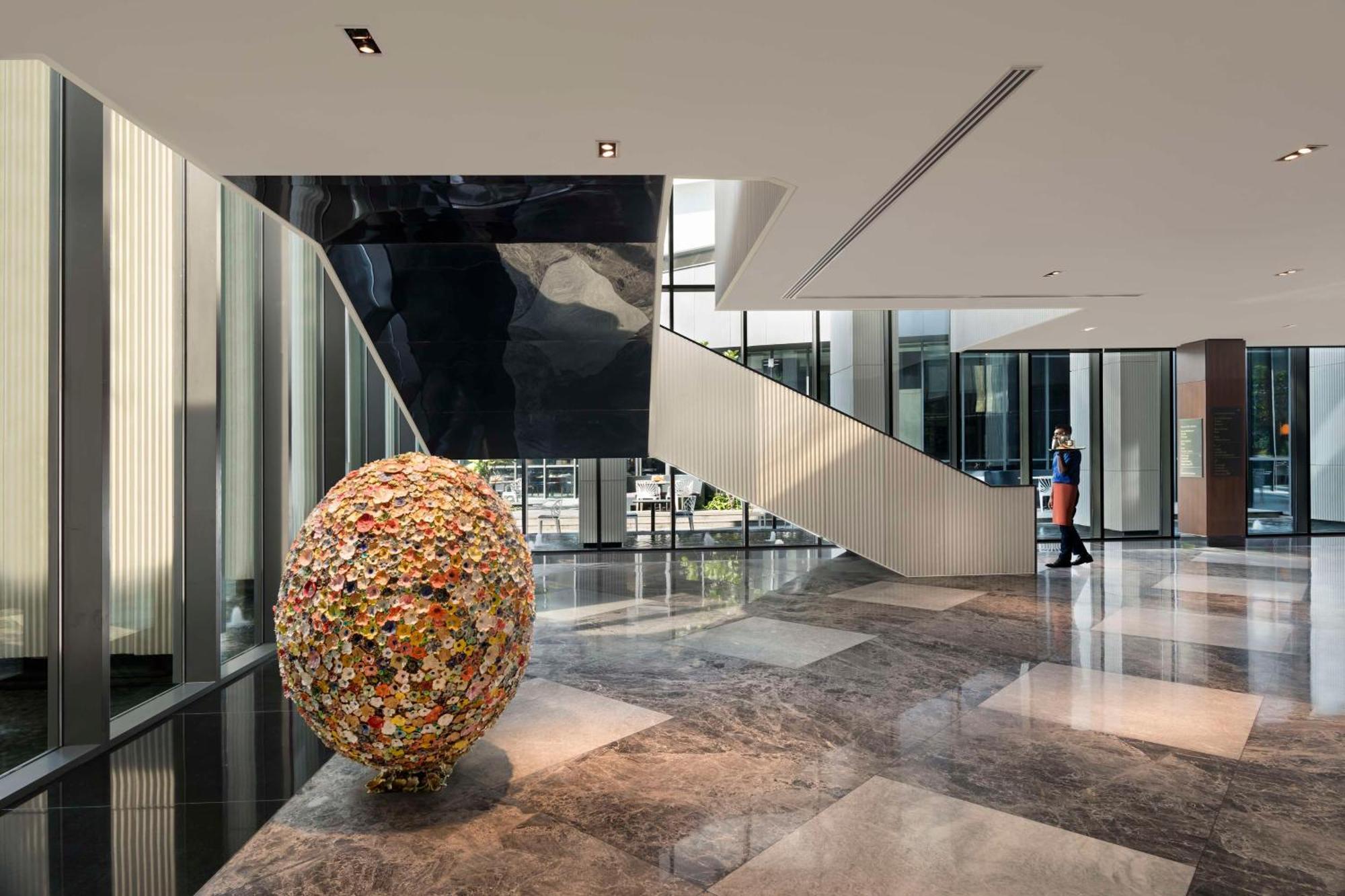 Hilton Bengaluru Embassy Manyata Business Park Hotel Bagian luar foto