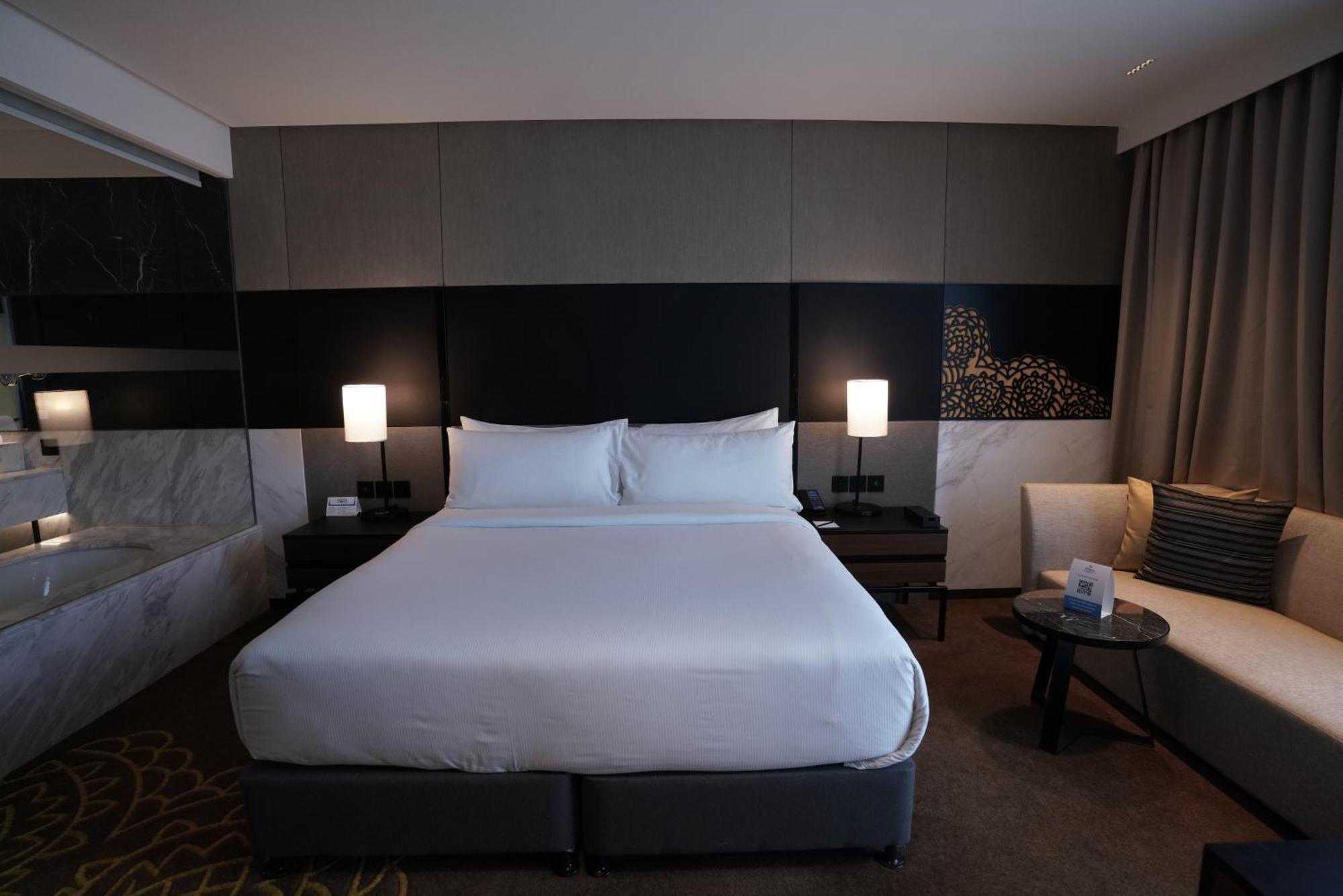 Hilton Bengaluru Embassy Manyata Business Park Hotel Bagian luar foto