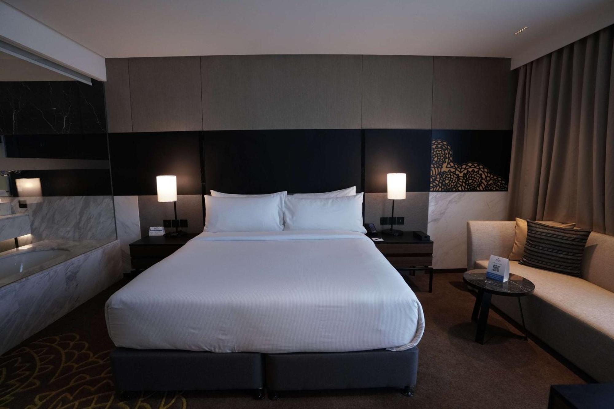 Hilton Bengaluru Embassy Manyata Business Park Hotel Bagian luar foto
