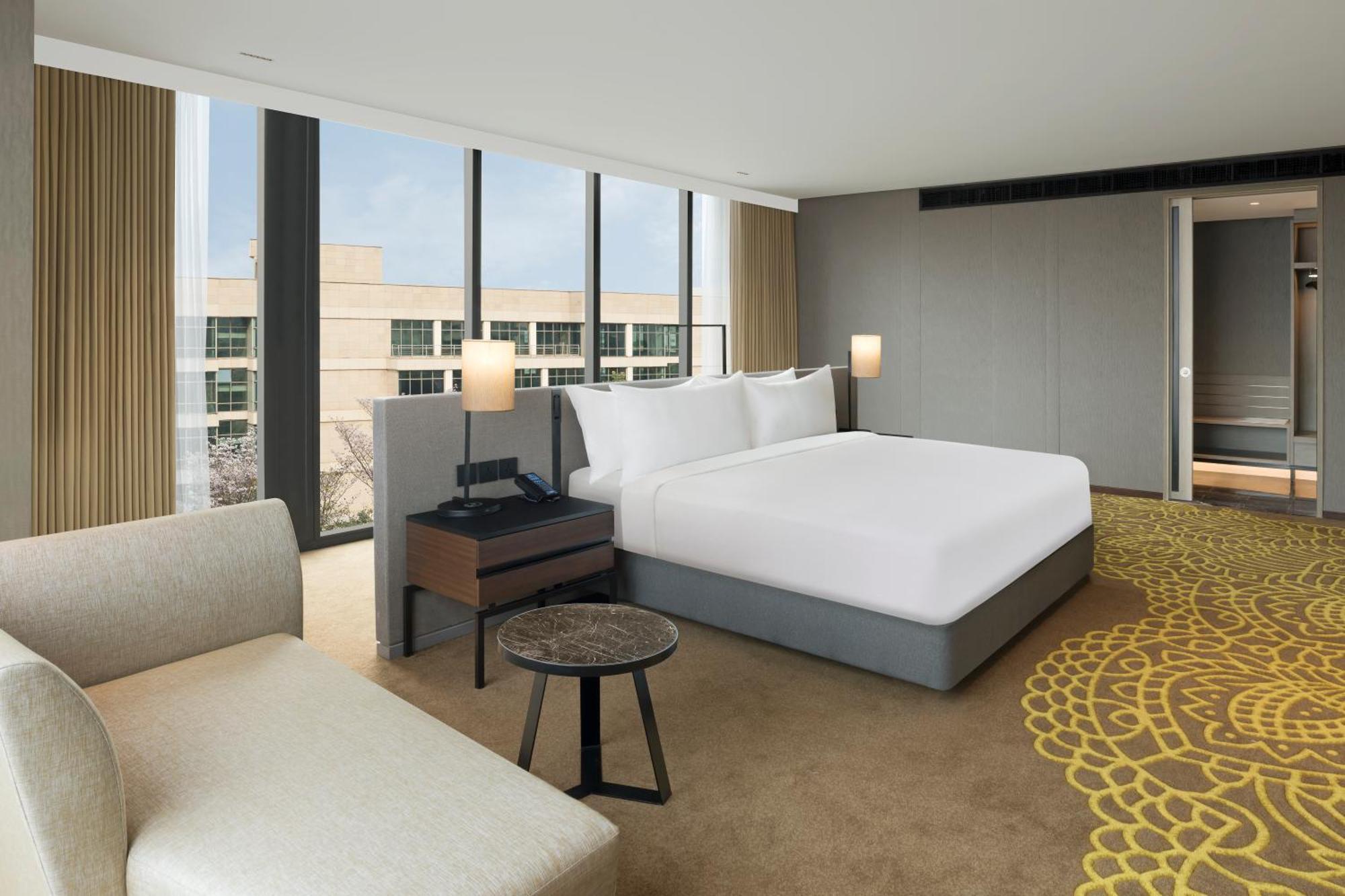 Hilton Bengaluru Embassy Manyata Business Park Hotel Bagian luar foto